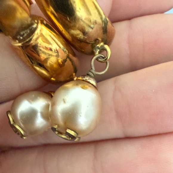 LOT 1734 24K gold plated CHANEL vintage hoop pearl CC clip on earrings - Picture 8 of 13